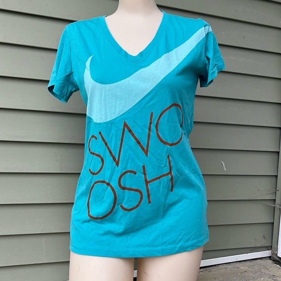 Nike Tops - Like new slim fit Nike T-shirt